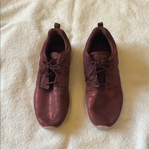 Nike “roshe “ run print sneaker metallic mahogany